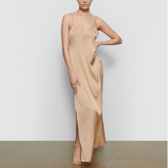 Skims SILK LONG SLEEP SLIP in HONEY - Picture 1 of 7